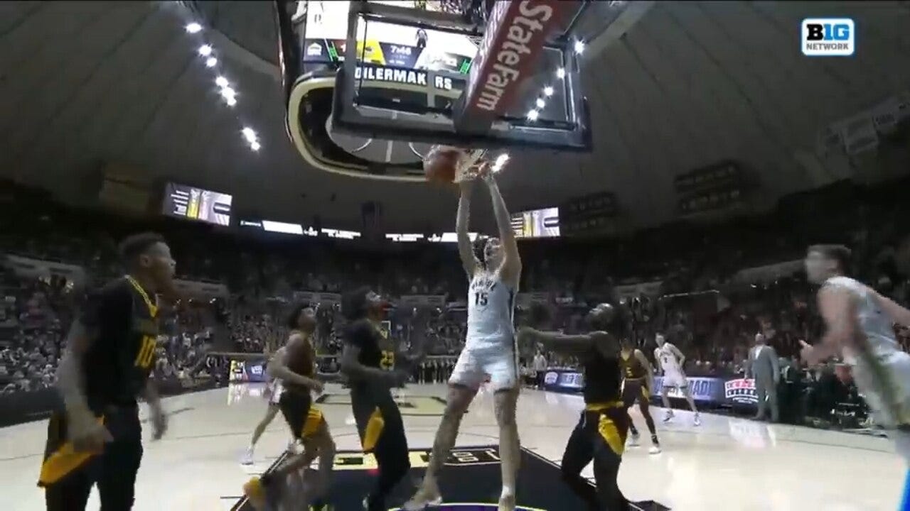 Braden Smith alley oops to Zach Edey and gives Purdue an early lead over Milwaukee